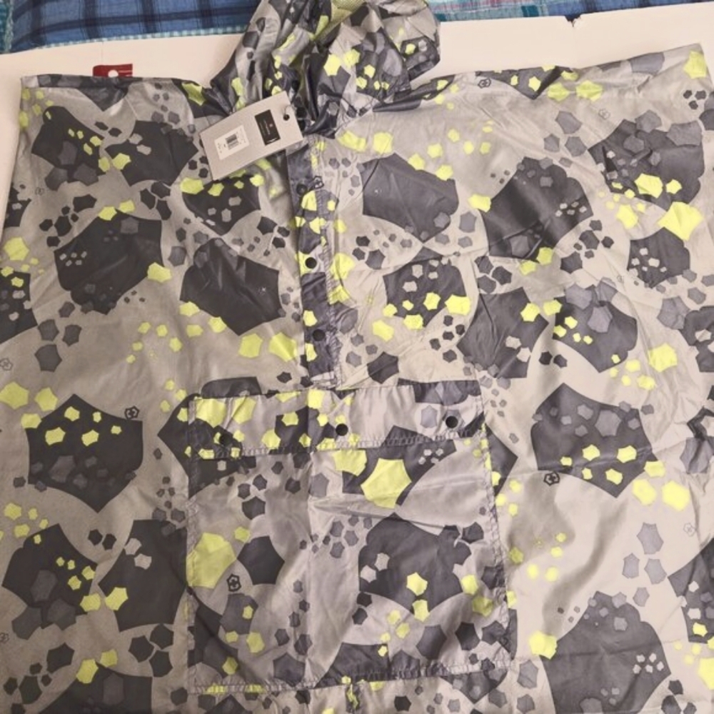 Victorinox One Size Unisex Chrome Grey Camo Poncho NWT - Picture 5 of 7
